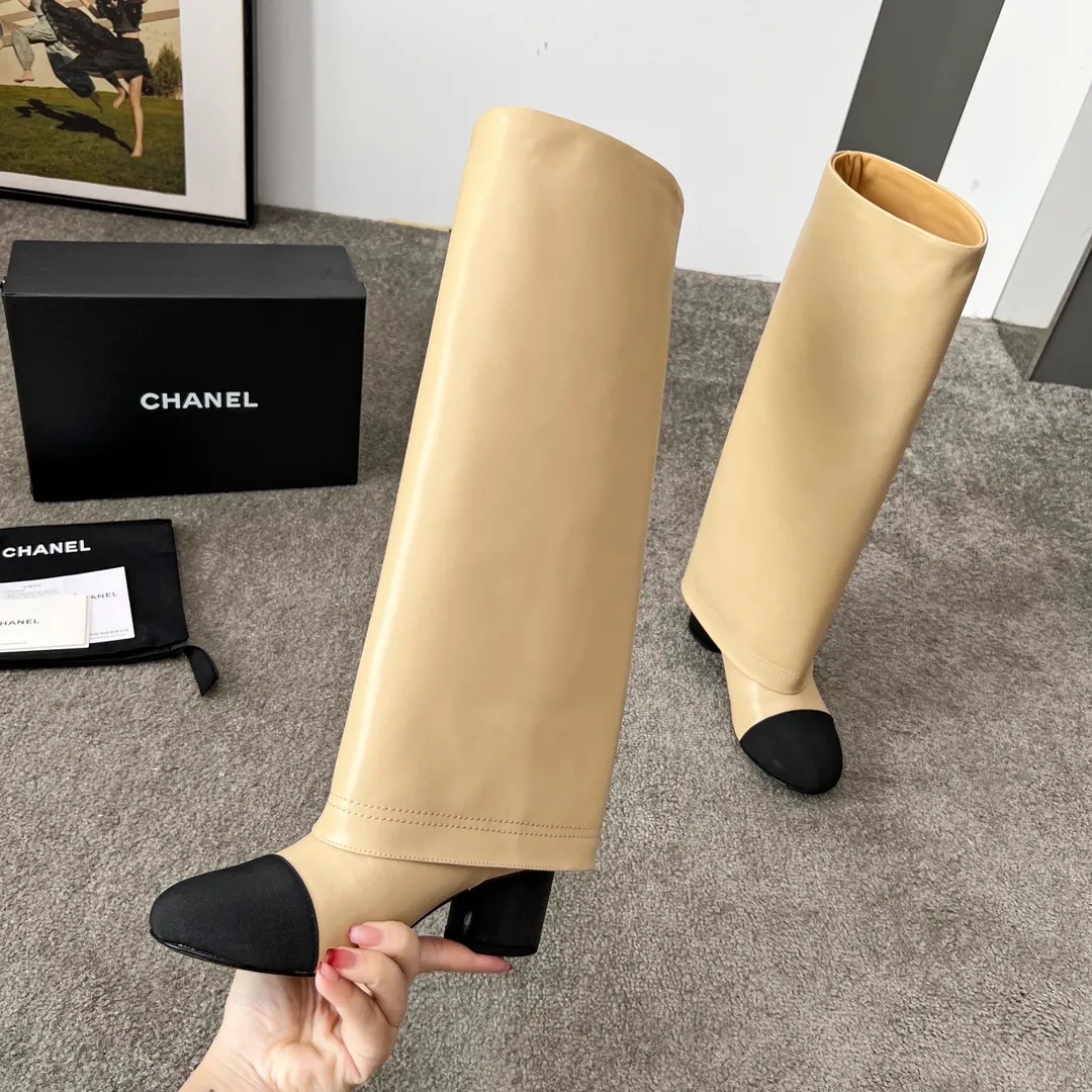 👟👟Ex-factory price 1000👟👟 High version of Chanel CHANEL, 🌞🌞🌞Xiaoxiang’s latest boots for autumn and winter 2025, a must-have item for this autumn and winter! ! Ms. Chanel loves simple yet irresistible combinations to show her unique style. Mix and match freely to shine⚡Follow Grandma’s fashion steps! ! ! The top-notch craftsmanship and texture are perfectly presented. No matter any details, you can compare them with the counters. The best quality products can be entered and exited from the counters at will! ! ❶Material: imported cowhide/sheep leather ❷Inner lining: cowhide lining ❸Foot pads: cowhide lining ❹Outsole: original Italian leather outsole ❺Heel height: 5.5cm ❻Boot shaft height: 15 inches ❼Number: 35-40 (40 and 41 are customized and non-refundable)